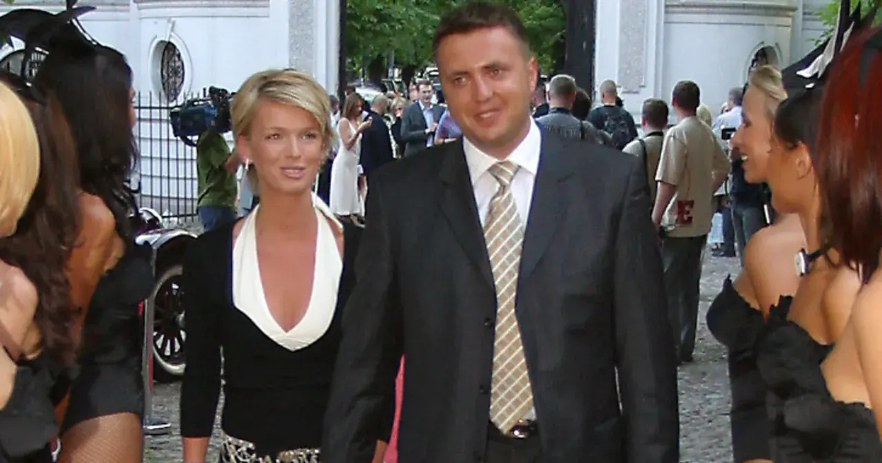 Magda Mołek i Daniel Lewczuk na czerwonym dywanie, otoczeni przez modelki.