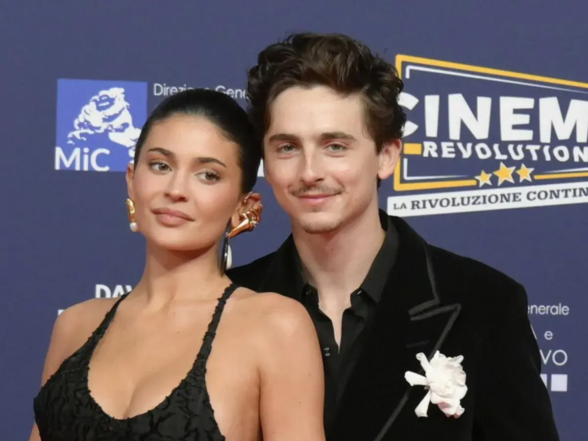 Timothée Chalamet z partnerką, Kylie Jenner, na czerwonym dywanie.