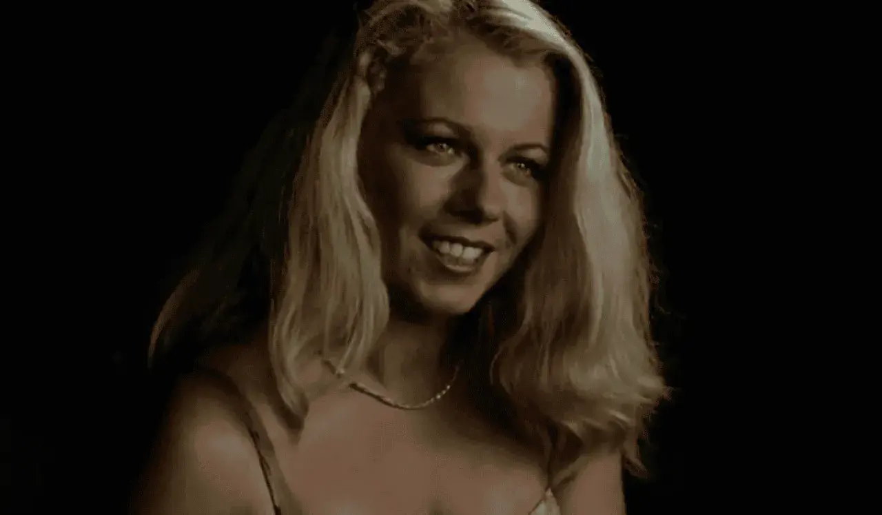 Uśmiechnięta blondynka, Agata Kryska-Ziętek, z naszyjnikiem na szyi. Jej mąż z pewnością jest dumny z jej urody.