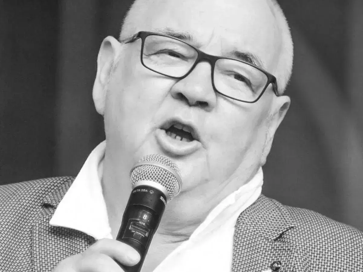 Stanisław Soyka śpiewa, trzymając mikrofon. Jego przeboje, ułożone alfabetycznie, brzmią jak zawsze wspaniale.