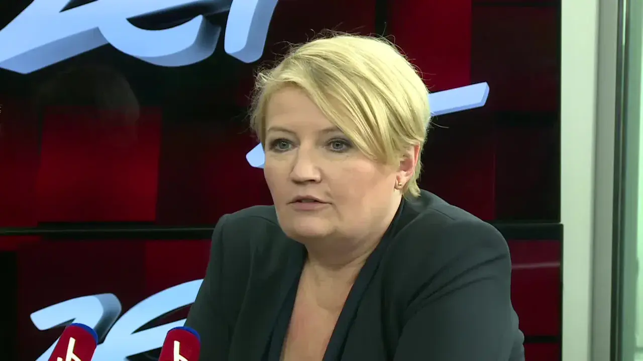 Beata Lubecka, wiek nieznany, w czarnej marynarce, z blond włosami, w studiu telewizyjnym.