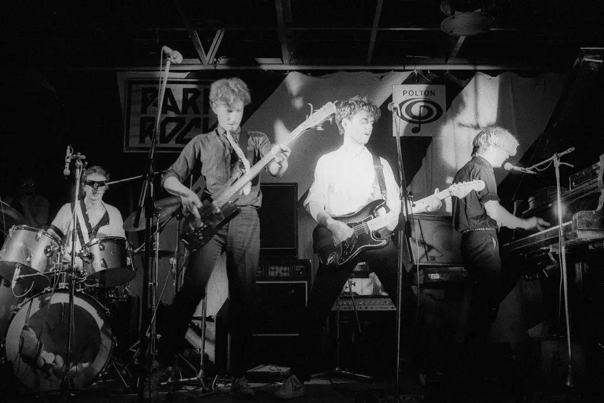 Zespół gra na scenie, tworząc muzykę. Perkusista, gitarzyści i klawiszowiec tworzą republikę piosenki alfabetycznie.
