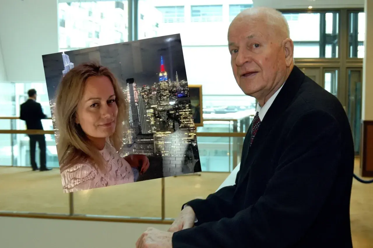 Agnieszka Zduńczyk Machulski na tle nocnego Manhattanu, obok starszy mężczyzna w garniturze.