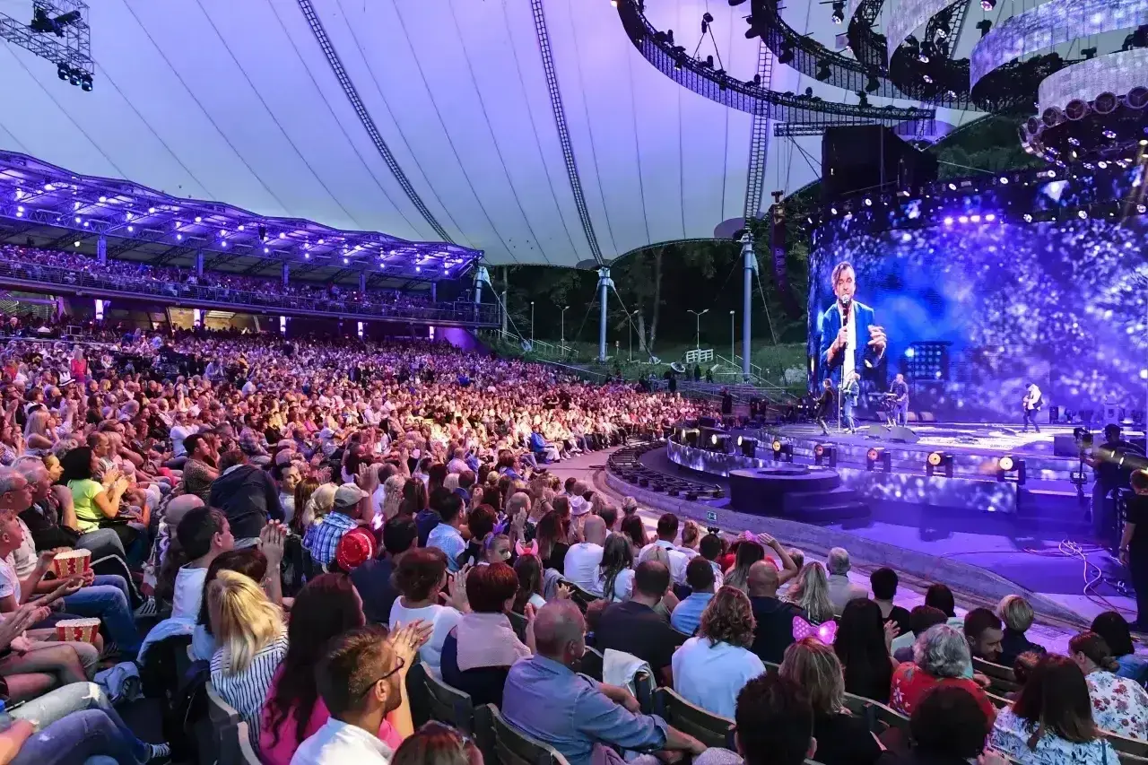 Koncert pod gołym niebem, tłum widzów w amfiteatrze, na scenie artysta na wielkim ekranie. To jest top of the top!