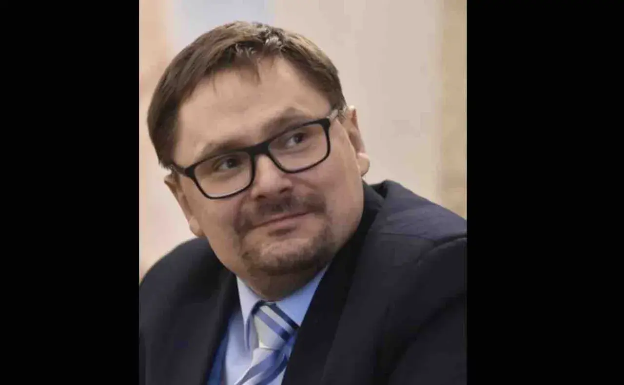 Tomasz Terlikowski w okularach, w garniturze i krawacie, z lekkim uśmiechem. Czyżby to początek romansu?