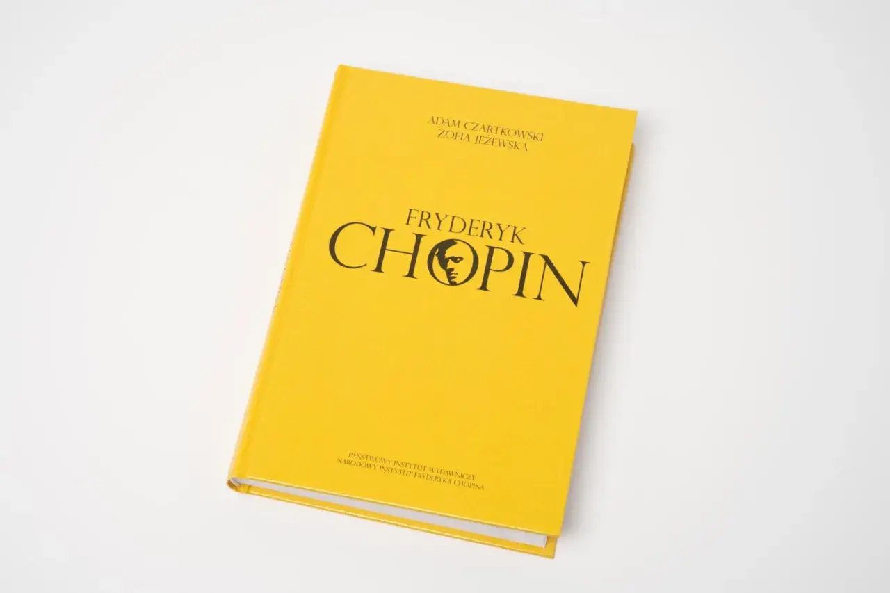 Żółta okładka książki z napisem "Fryderyk Chopin" i sylwetką kompozytora. Zawiera informacje o Fryderyku Chopinie.