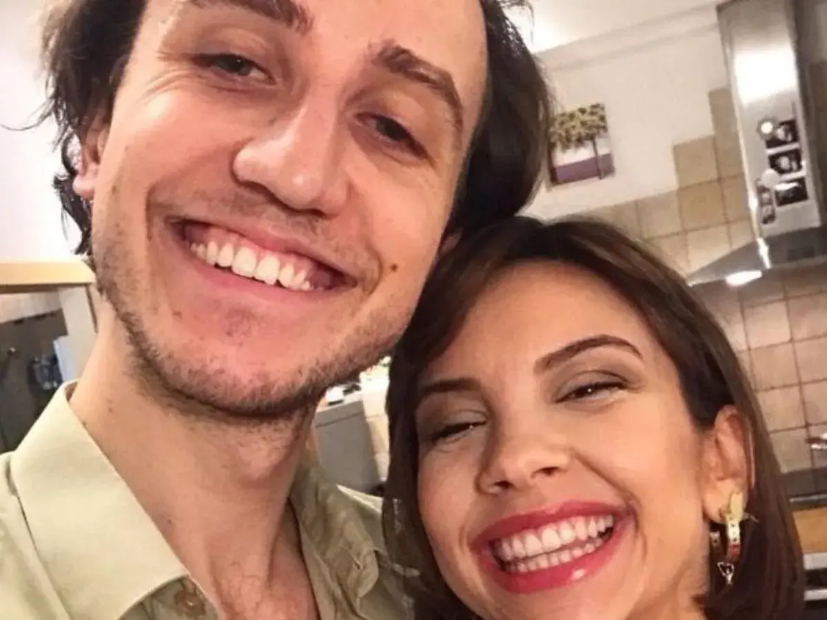 Uśmiechnięta Ilona Janyst z mężem, radośnie pozują do selfie w kuchni.