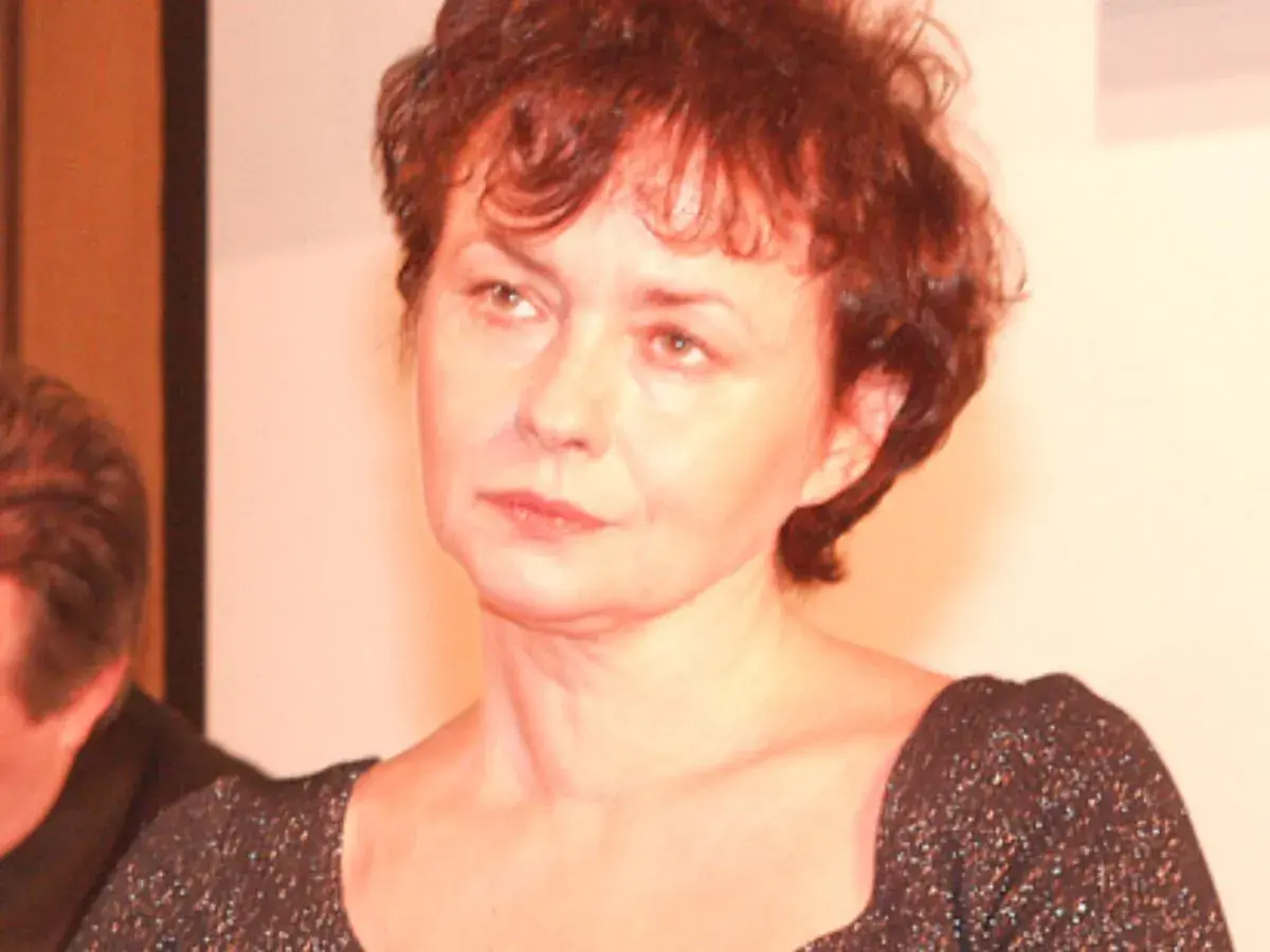Joanna Szczepkowska, znana aktorka, w eleganckiej kreacji. Może rozmawia z mężem?