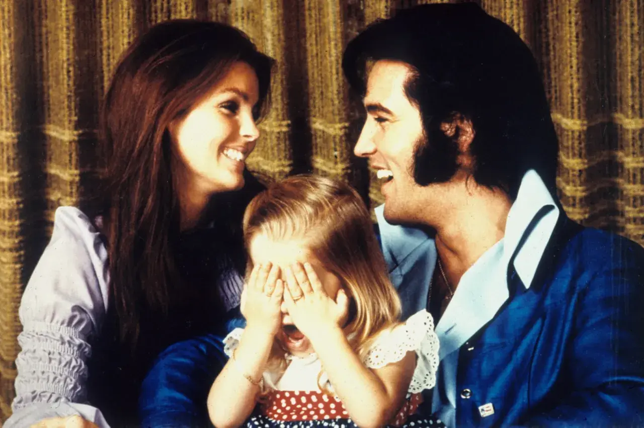 Rodzina Presleyów: Elvis, Priscilla i mała Lisa Marie Presley bawią się w chowanego.