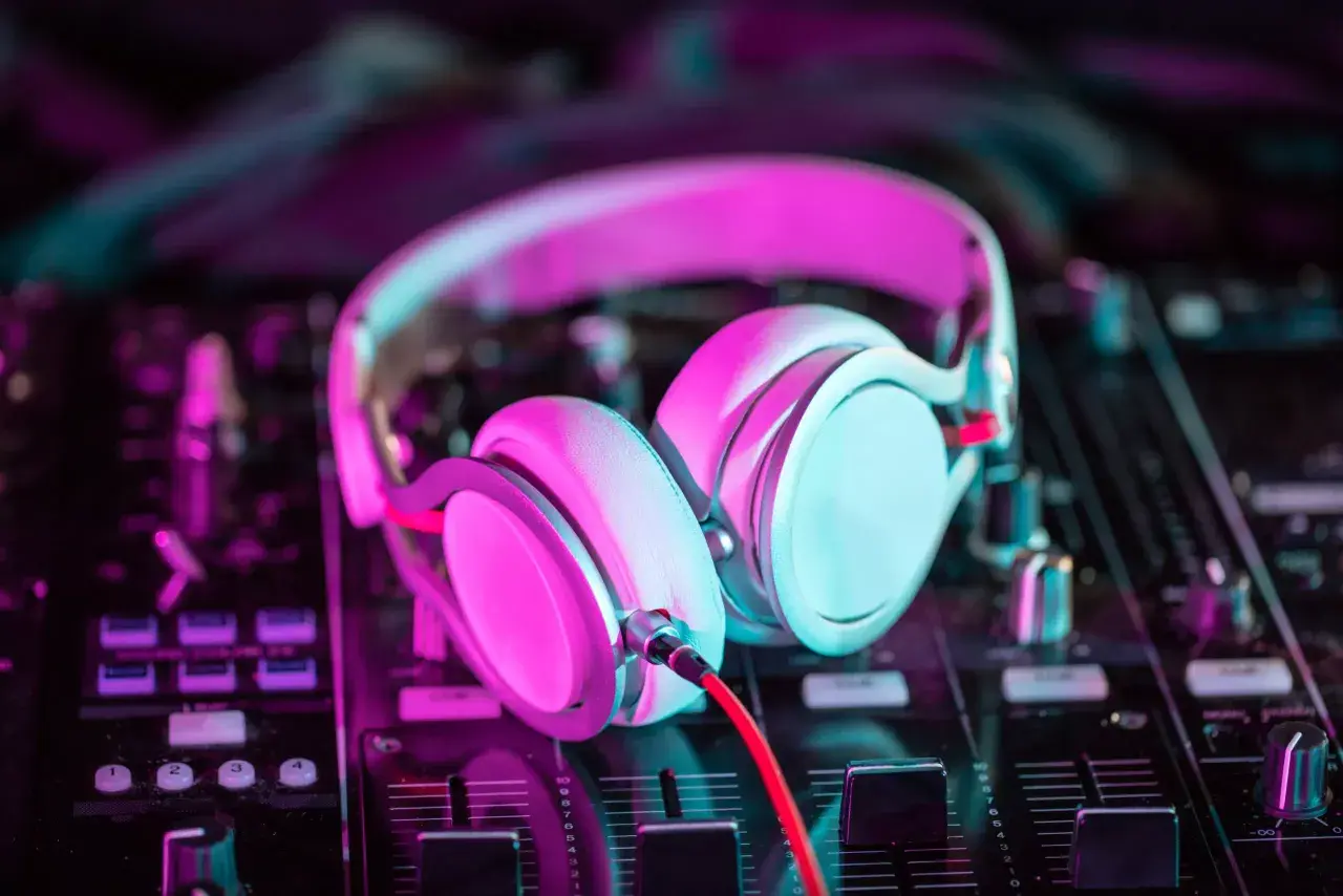 Harmonia i hałas: Ewolucja muzyki elektronicznej