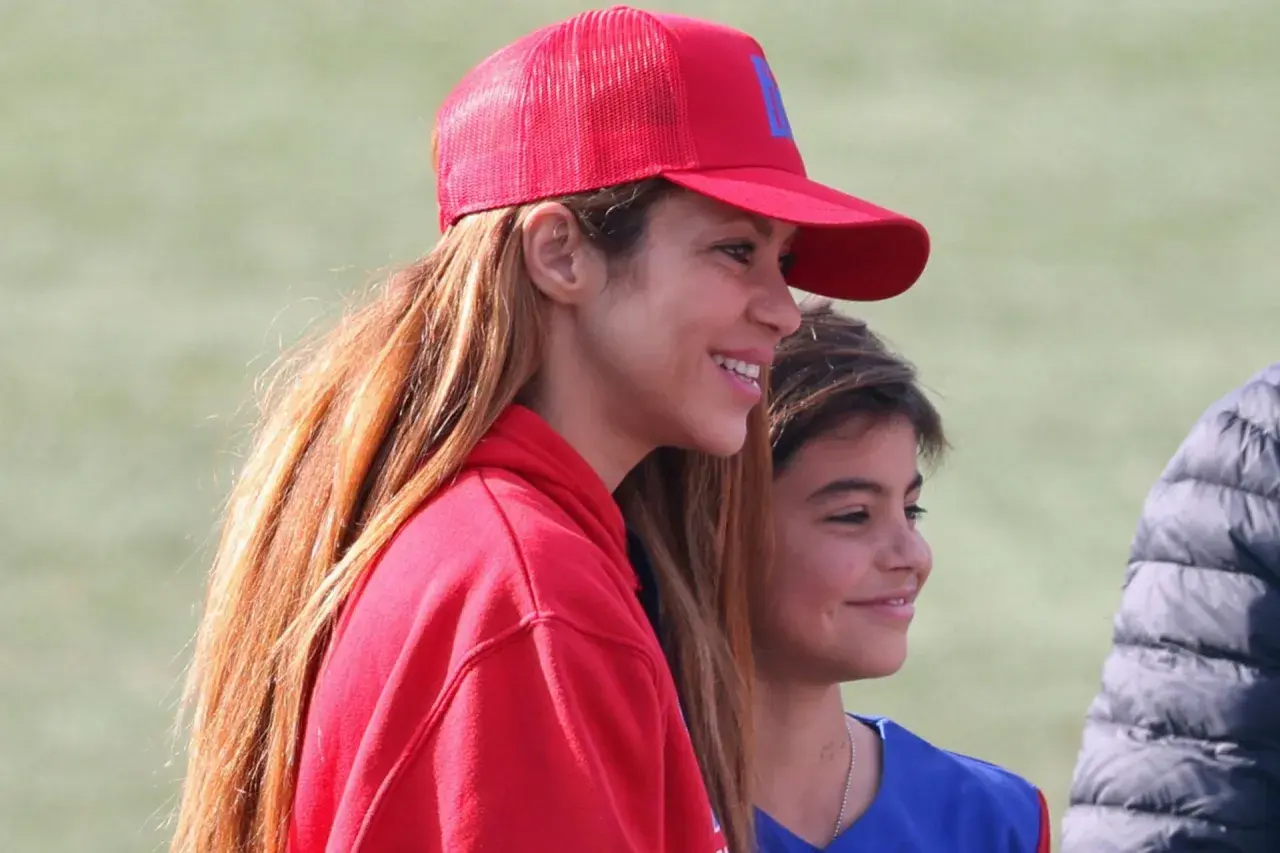 Shakira w czerwonej czapce i bluzie, obok niej uśmiechnięty syn. Widać, że wspiera swoje dzieci.