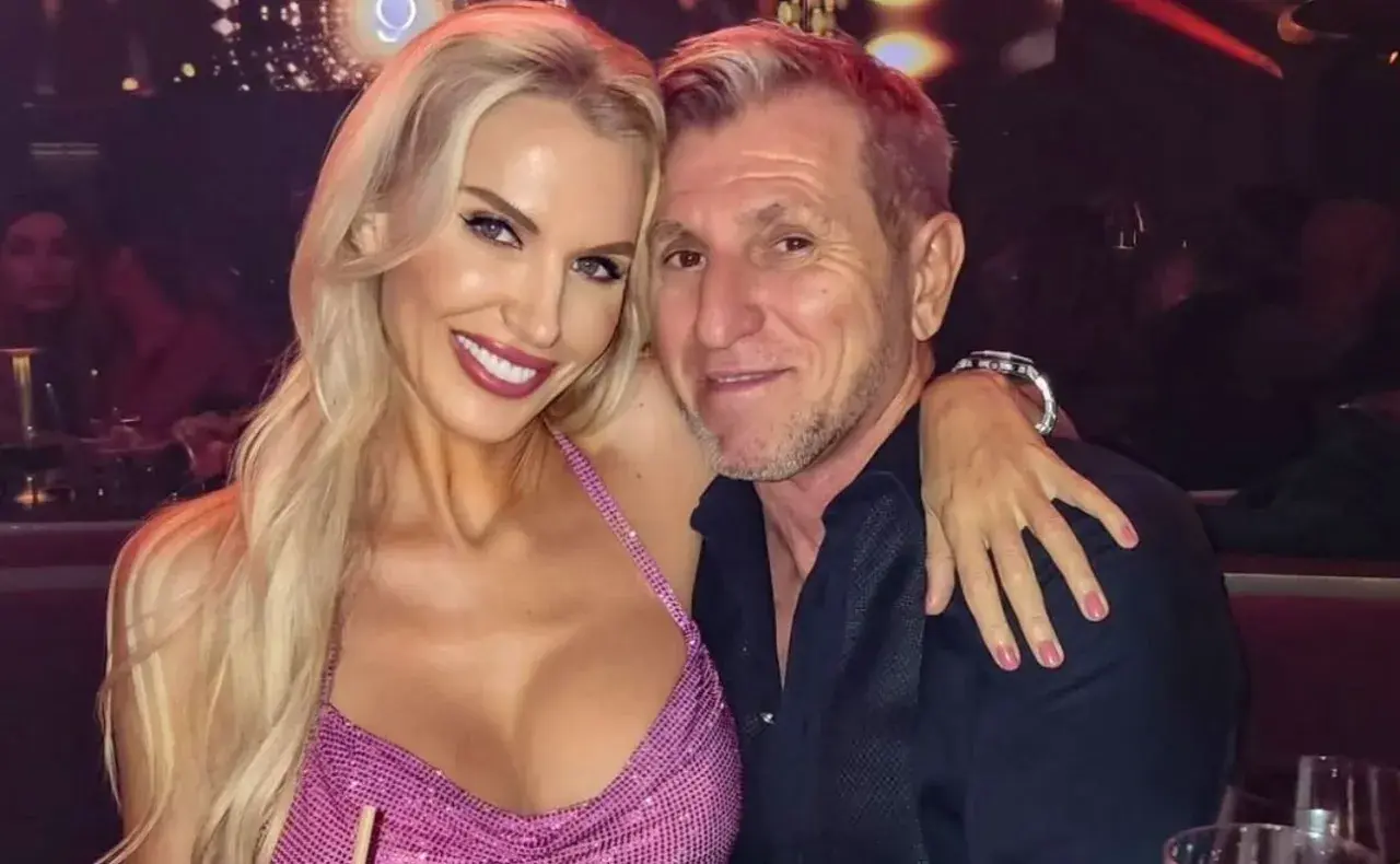 Aneta Glam z partnerem, uśmiechnięci, w eleganckim wnętrzu.