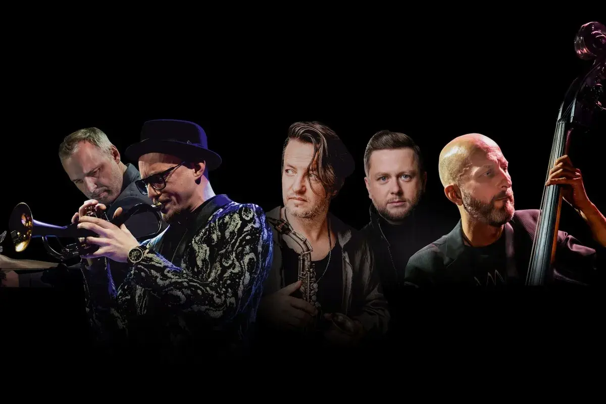 Zespół grający jazzowe aranżacje piosenek Młynarskiego. Widać trębacza, saksofonistę, basistę i wokalistę.