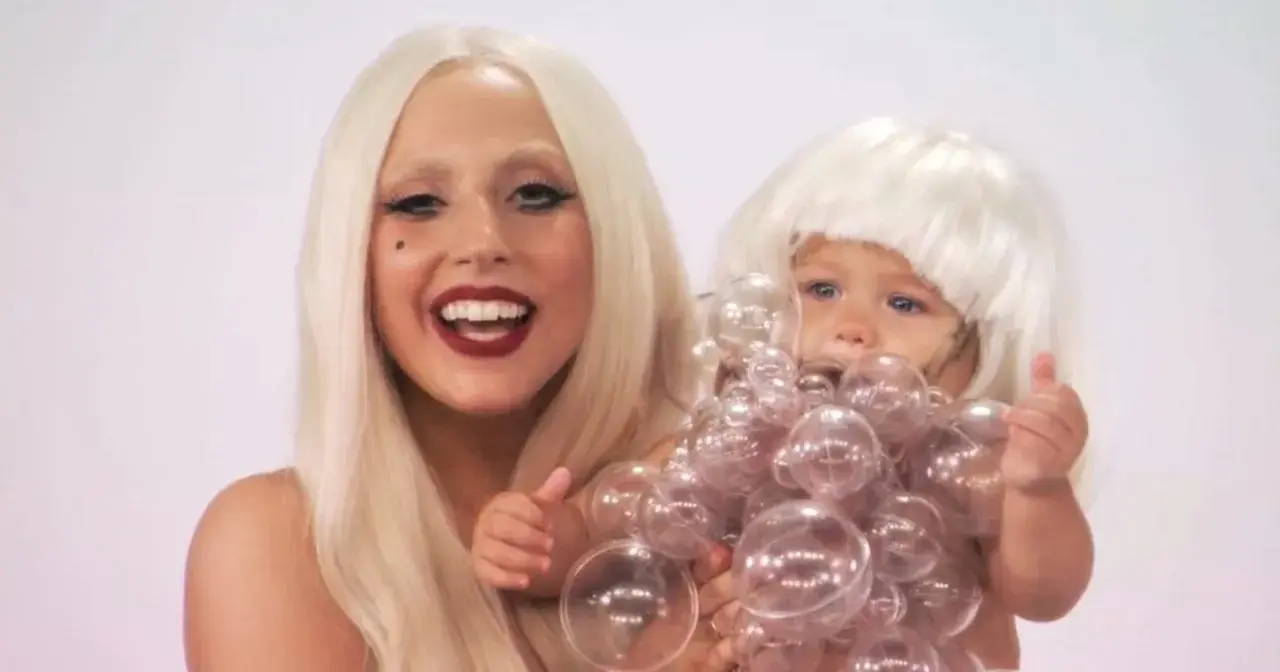 Lady Gaga z dzieckiem w perukach i bańkach.