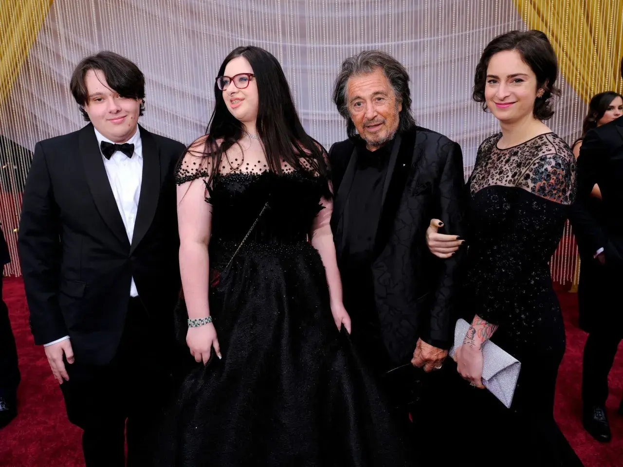 Al Pacino z dziećmi na czerwonym dywanie.