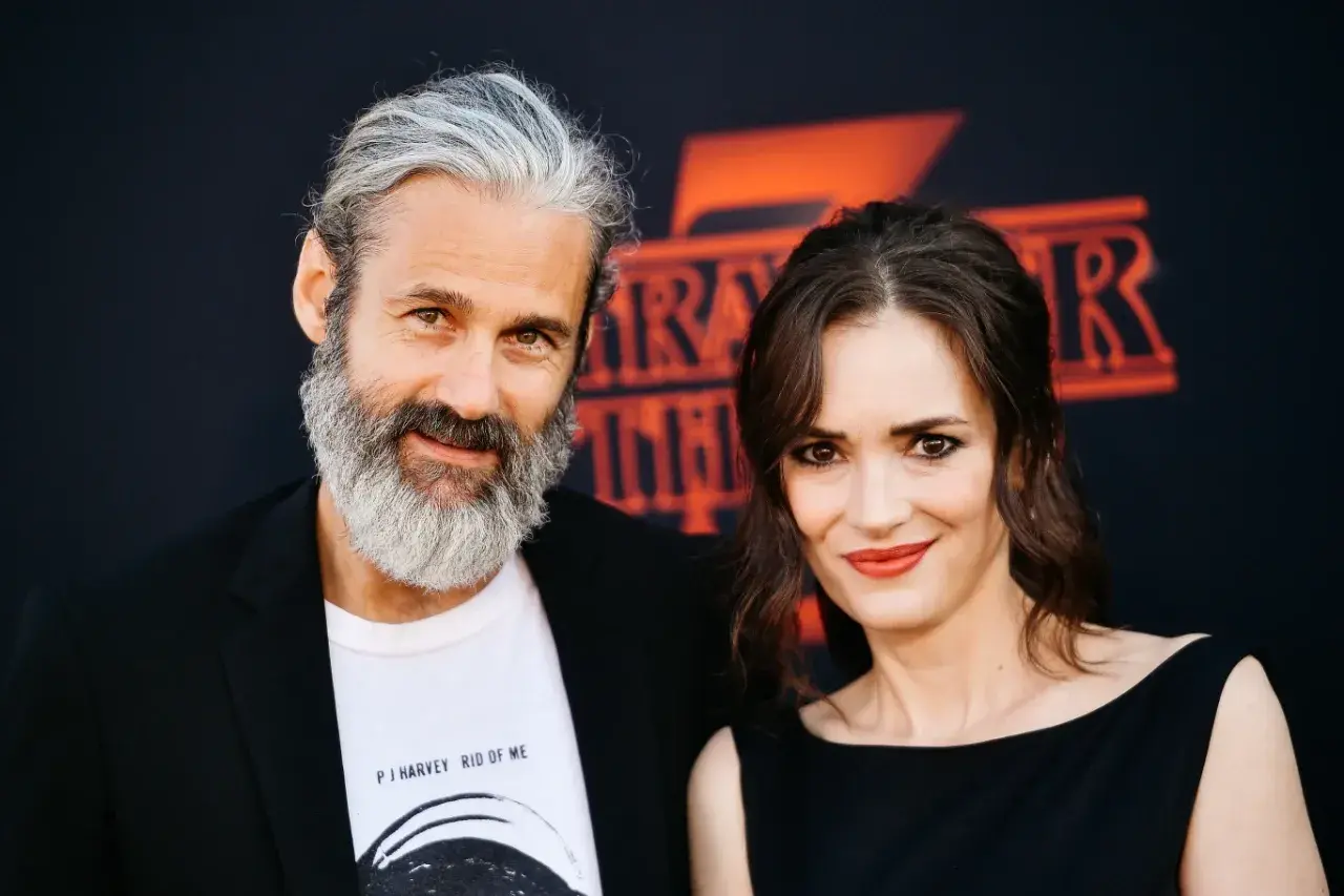 Winona Ryder z mężem, Davidem Harbour, na premierze Stranger Things.