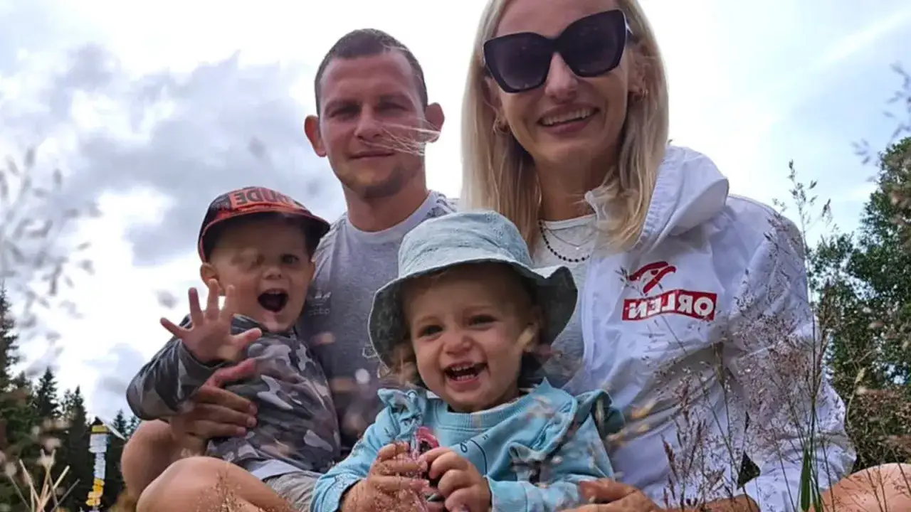 Celestyna Grzybiła z mężem i dwójką dzieci cieszą się wspólnym, radosnym momentem na łonie natury.