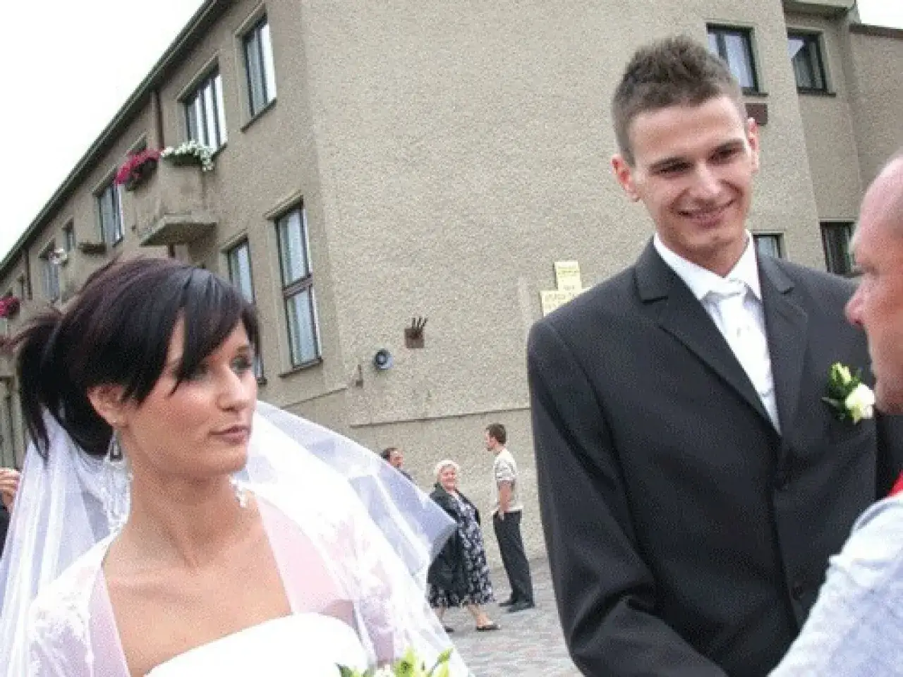 Agnieszka Gołaś wyszła za mąż! Młoda para w dniu ślubu, panna młoda w welonie, pan młody w garniturze.