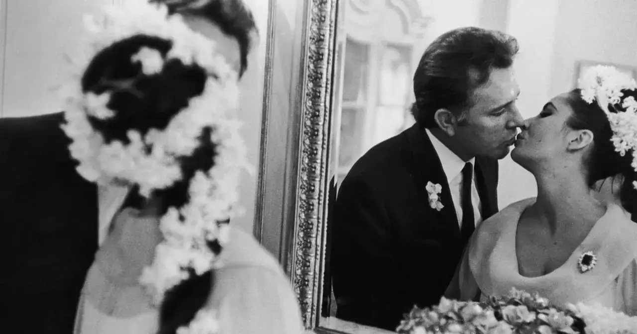 Richard Burton i jego żona Elizabeth Taylor w dniu ślubu, pocałunek odbija się w lustrze.