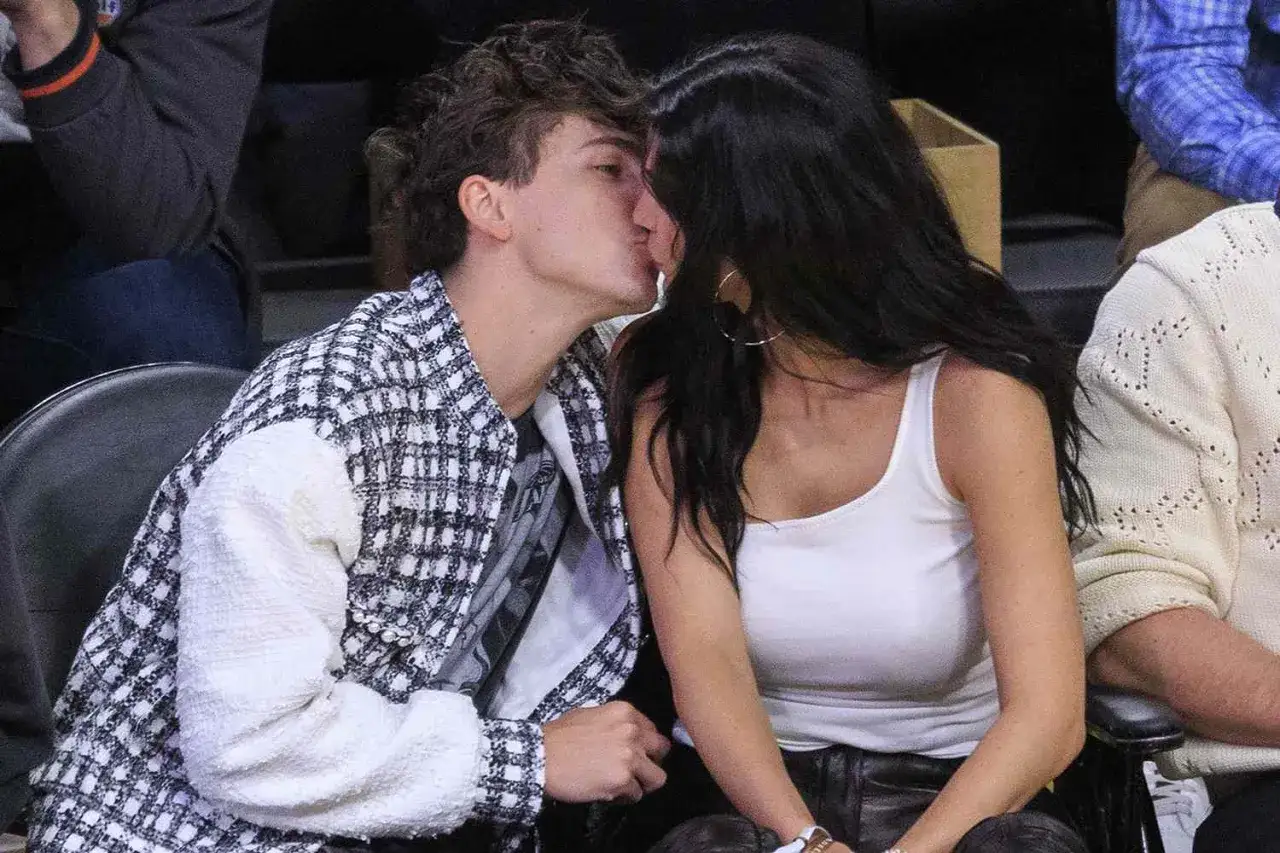 Timothée Chalamet i jego partnerka w czułym uścisku na trybunach.