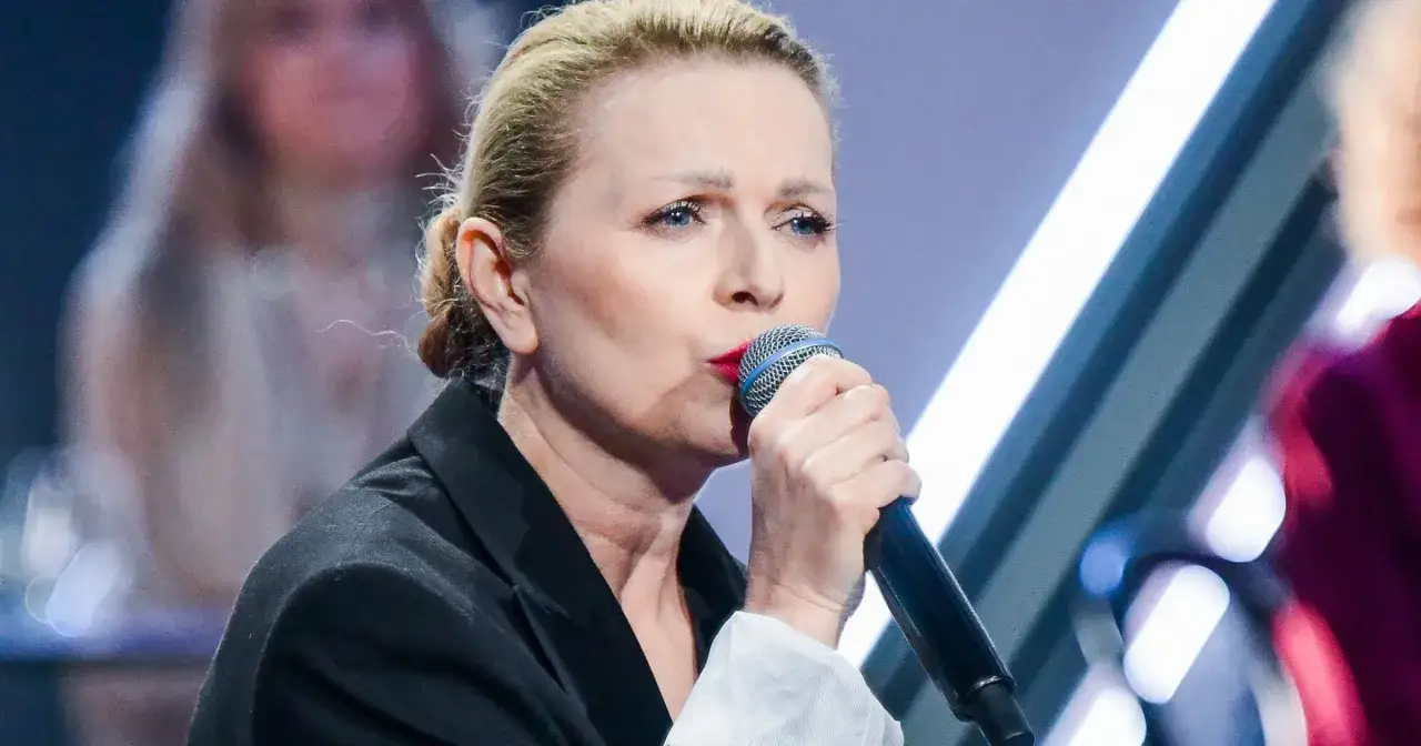 Anna Maria Jopek śpiewa, a jej głos niesie emocje jak w najlepszym romansie.