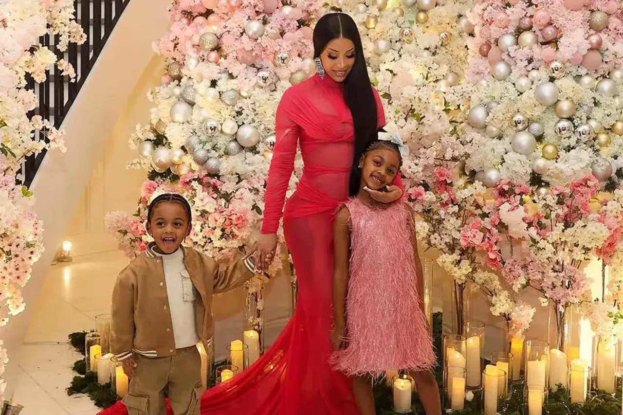 Cardi B z dziećmi w otoczeniu kwiatów i świec.