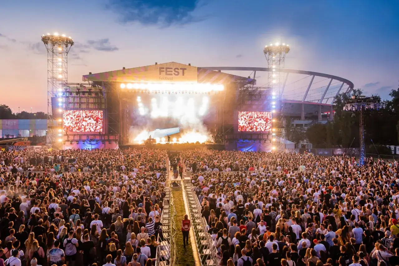 Tłumy ludzi na fest festiwalu, światła sceny i ekrany z wizualizacjami tworzą niesamowitą atmosferę.