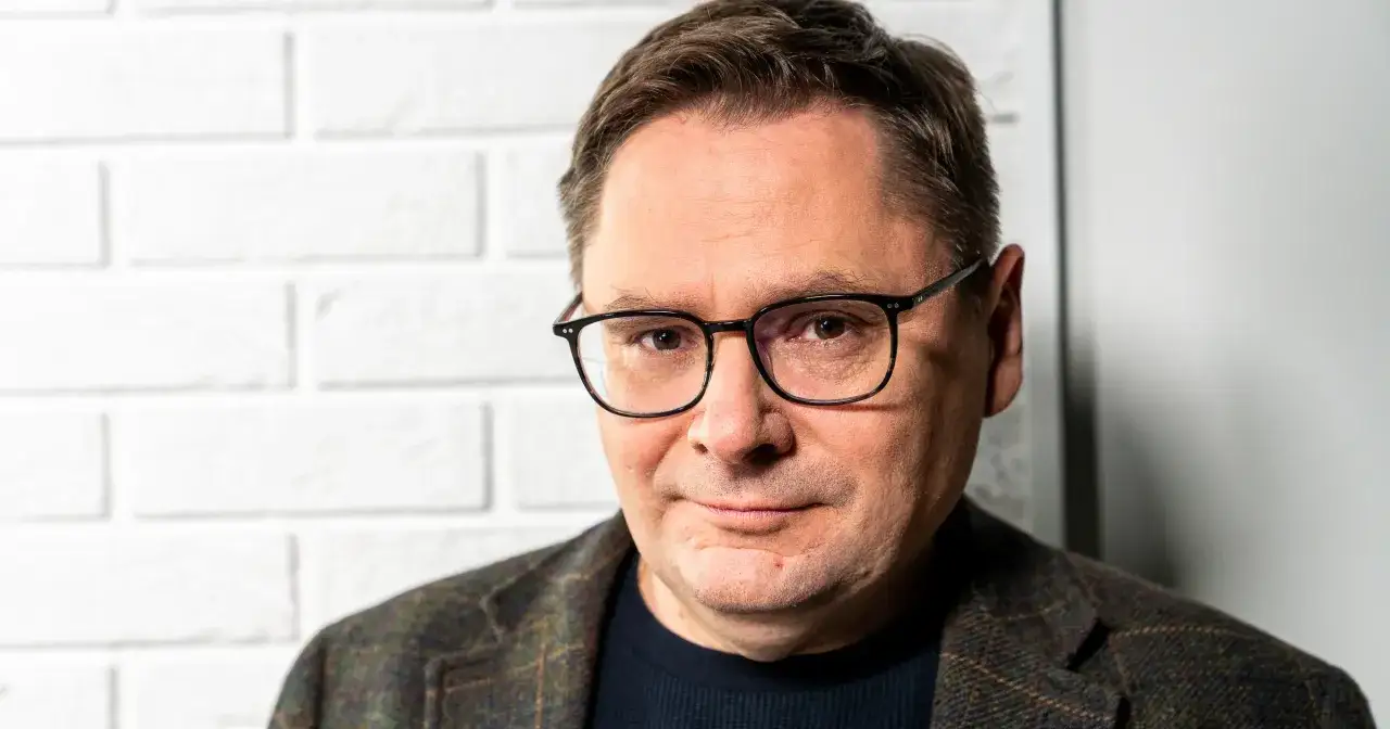 Tomasz Terlikowski w okularach, w tweedowej marynarce, zamyślony. Może myśli o swoim romansie?