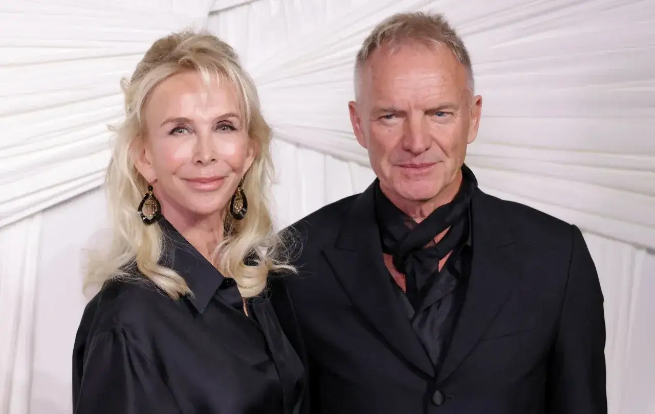 Sting i jego żona Trudie Styler w czarnych strojach. Sting zona, elegancka para na wydarzeniu.