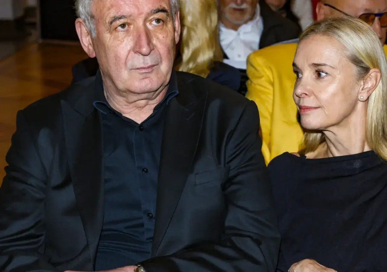 Waldemar Dąbrowski i jego towarzyszka, być może w trakcie romantycznego wieczoru, siedzą obok siebie.