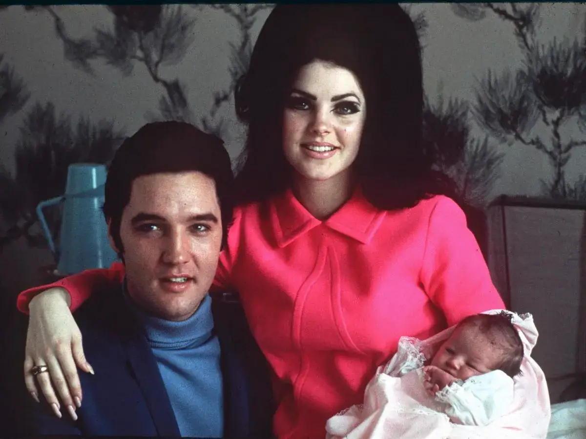 Elvis, Priscilla i ich nowo narodzone lisa marie presley dzieci.