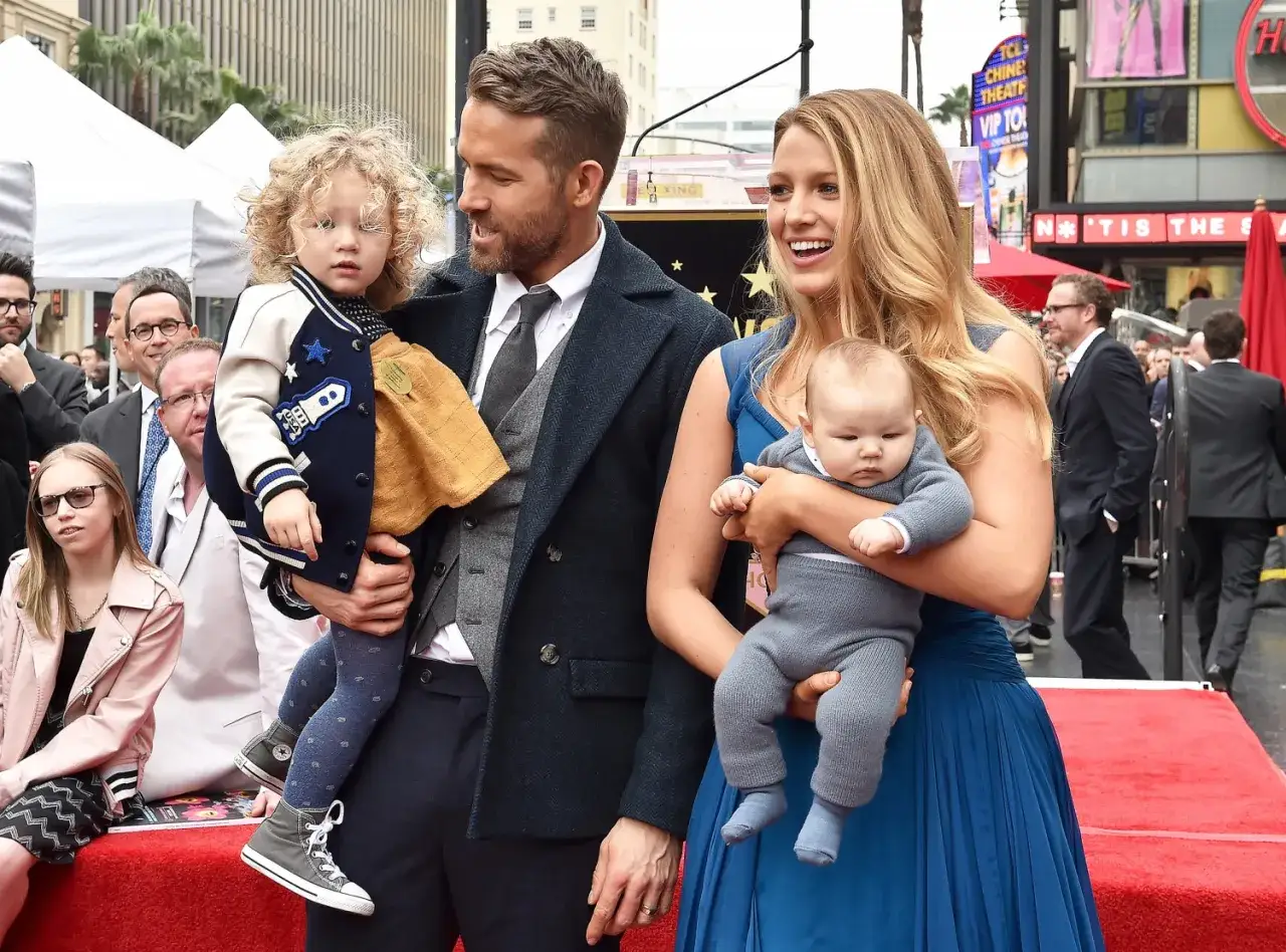 Ryan Reynolds dzieci: Blake Lively trzyma niemowlę, a Ryan Reynolds nosi starsze dziecko.