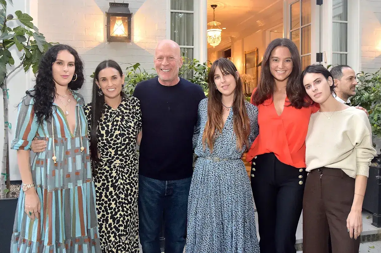 Bruce Willis z córkami i Demi Moore na rodzinnym zdjęciu.