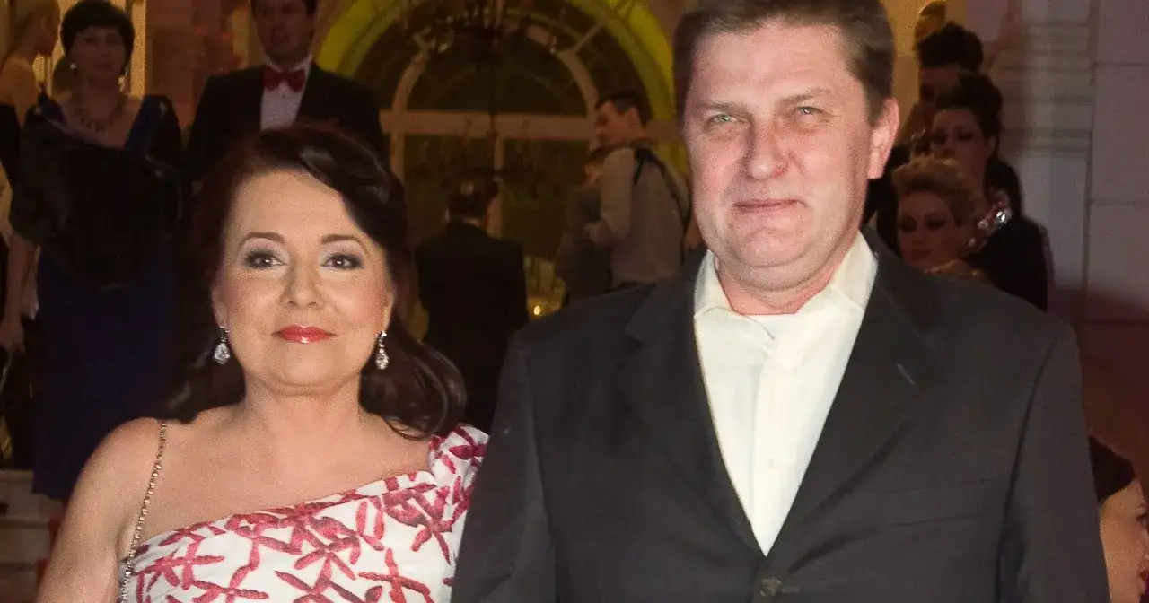 Danuta Holecka z pierwszym mężem na gali. Kobieta w białej sukni z czerwonym wzorem, mężczyzna w garniturze.