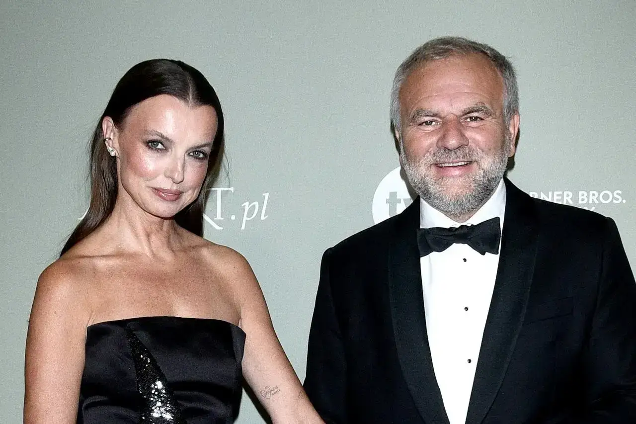 Katarzyna Sokołowska z mężem na gali. Elegancka para w wieczorowych strojach.