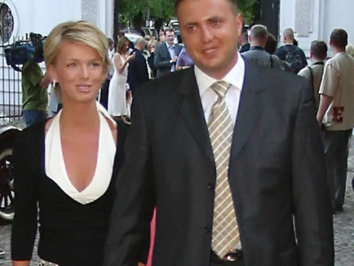 Magda Mołek i Daniel Lewczuk na wydarzeniu. Ona w eleganckiej kreacji, on w garniturze.