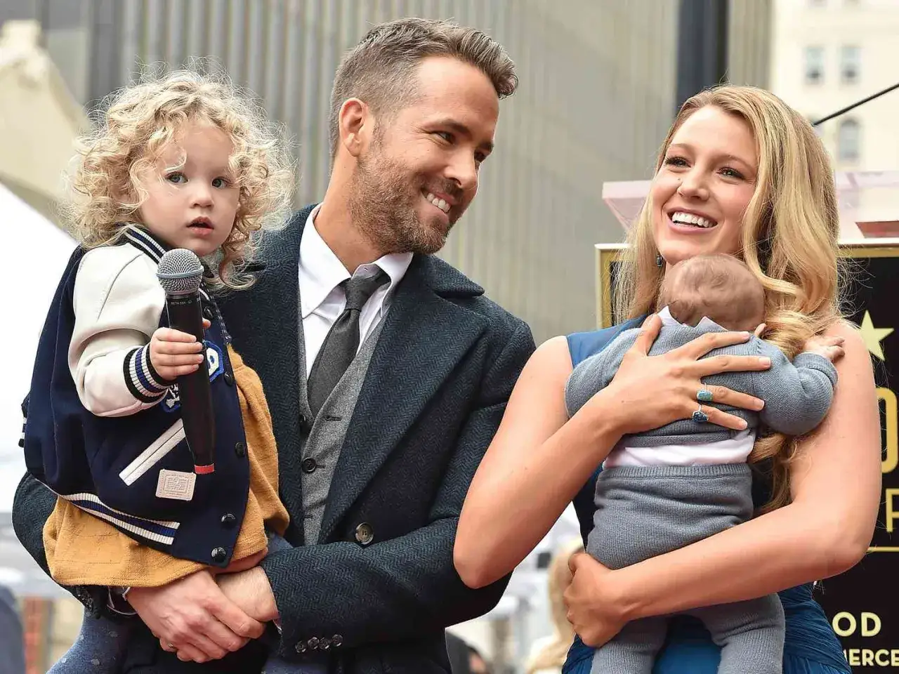 Ryan Reynolds i Blake Lively z ich blake lively dzieci na czerwonym dywanie.