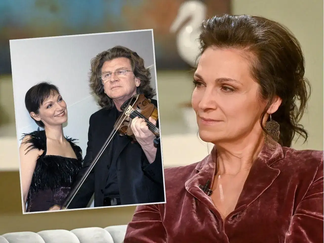 Olga Bończyk uśmiecha się do Wodeckiego grającego na skrzypcach.