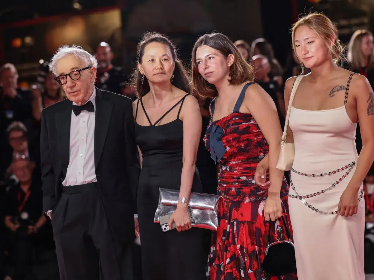 Woody Allen z żoną Soon-Yi Previn i dwiema córkami na premierze.